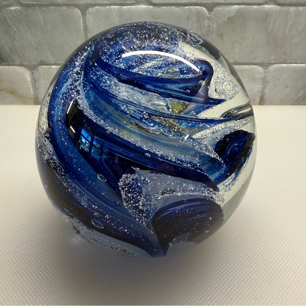 Dynasty Gallery Glass paperweight blue white‎ swirl sphere 4” Bubbles Hand Blown